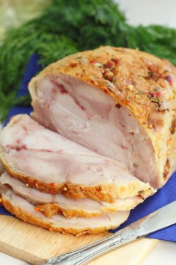 Baharat ve dereotu ile pişmiş et dilimlenmiş