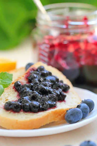 Petit déjeuner sucré avec confiture de myrtilles — Photo