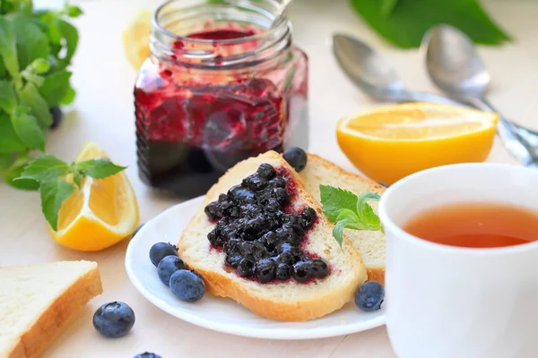 Desayuno dulce con mermelada de arándanos — Foto de Stock