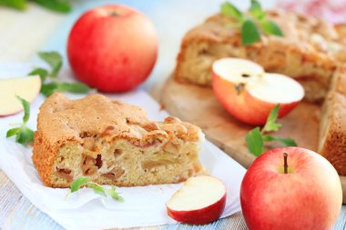 Elmalı turta ve taze meyve