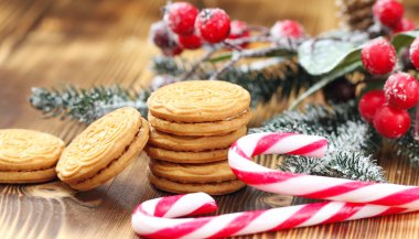 Noel kurabiyeleri ve şenlikli süslemeler