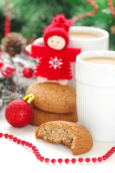 Söta kakor och kaffe i juldekoration — Stockfoto