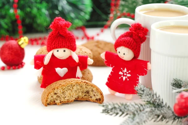 Galletas dulces y café en la decoración de Navidad — Foto de Stock