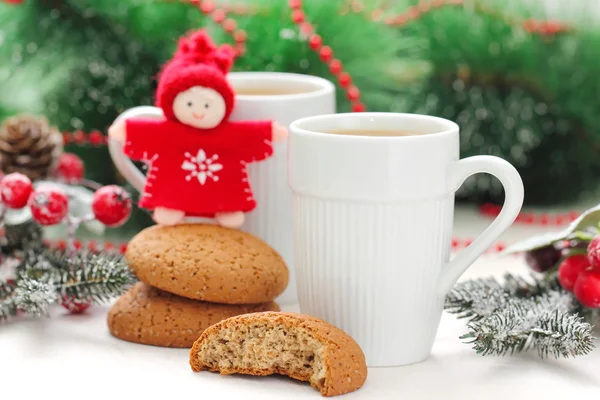 Sladké sušenky a káva v Vánoční dekorace — Stock fotografie