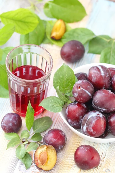 Friss gyümölcslevet és vörös szilva — Stock Fotó
