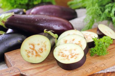 Doğrama kurulu üzerinde taze patlıcan