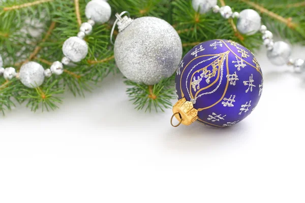 Christmas Holiday Background dengan Blue and Silver Baubles, Dekorasi, Bola dan Garland. Desain Seni Tahun Baru — Stok Foto