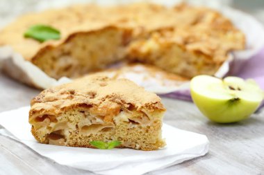 Ev yapımı elma pasta, taze elma ve tarçın