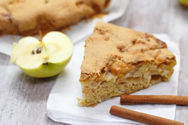 Ev yapımı elma pasta, taze elma ve tarçın