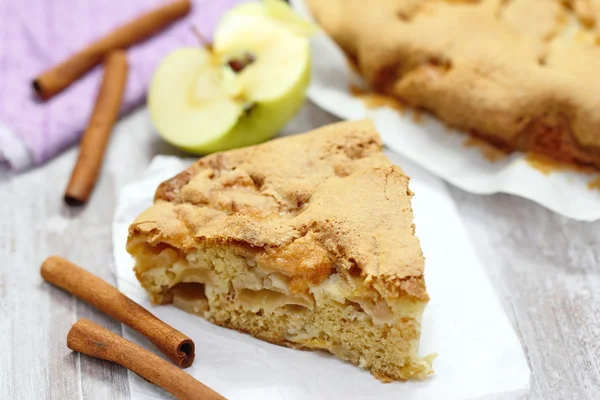 Домашний яблочный пирог, свежие яблоки и корица — стоковое фото