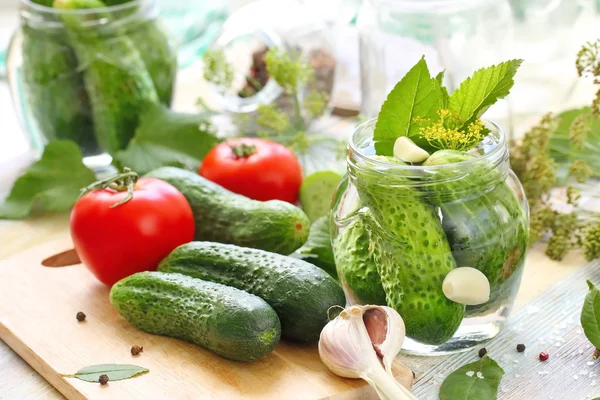 Hausgemachte Gurken im Glas. Eingelegte Gurken haltbar machen. — Stockfoto