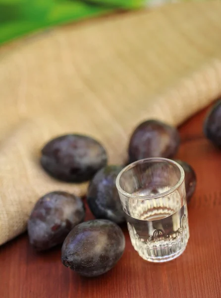 Pflaumenlikör und frische Pflaumen — Stockfoto