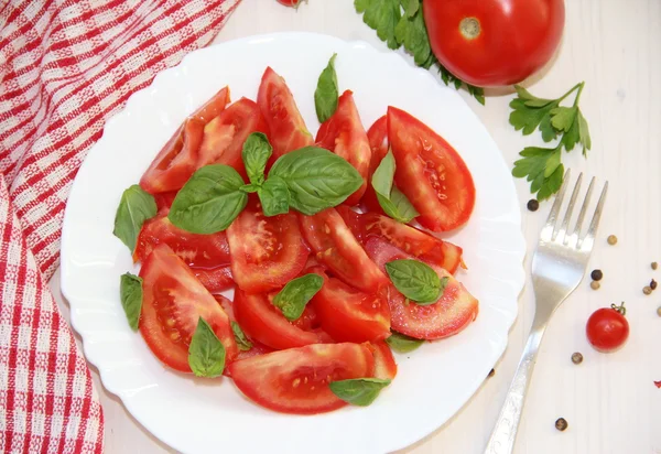 Salát s čerstvými rajčaty a zelení — Stock fotografie