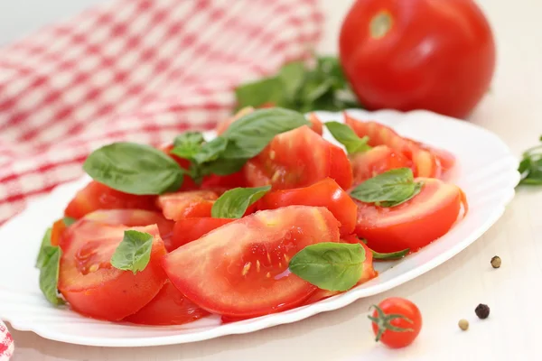 Salat mit frischen Tomaten und Gemüse — Stockfoto