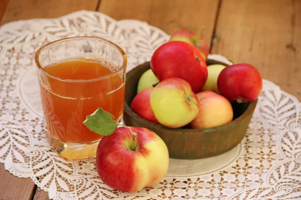 Äpfel und Apfelsaft — Stockfoto