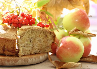 Elmalı turta ve taze elma.