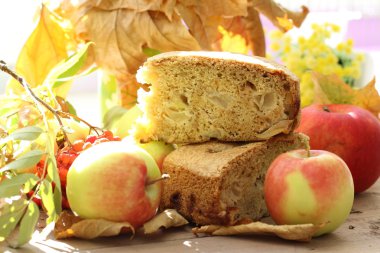 Elmalı turta ve taze elma.