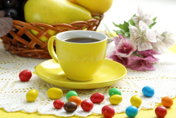 Cup of coffee and candies — Stock Photo, Image