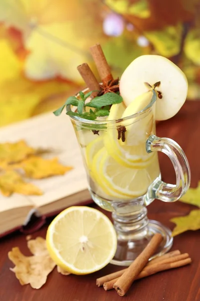 Limon ve elma ile mulled şarap — Stok fotoğraf