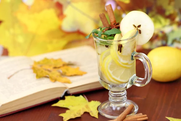 Vinho amassado com limão e maçã Fotografia De Stock