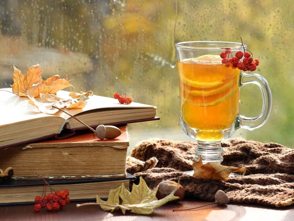 Stillleben mit heißem Tee in Herbstdekoration — Stockfoto