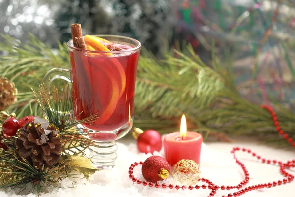 Glas Glühwein mit Weihnachtsdekoration — Stockfoto