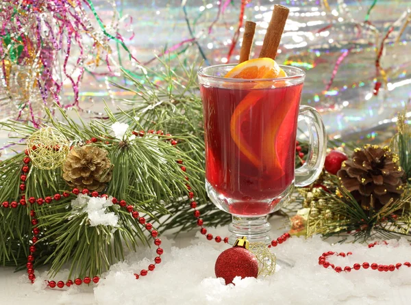 Bicchiere di vin brulè con decorazione natalizia — Foto Stock