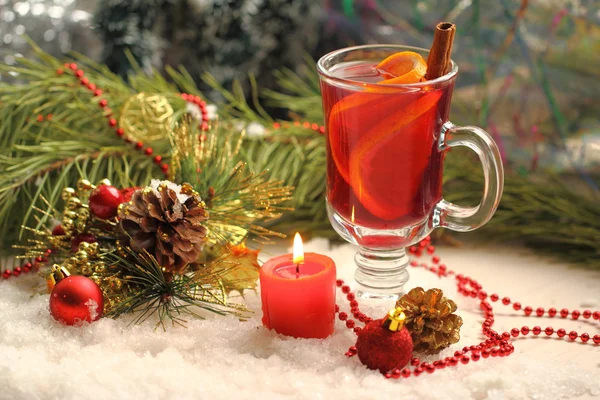 Copo de vinho quente com decoração de Natal — Fotografia de Stock