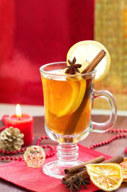 Noel dekorasyonu ile mulled şarap