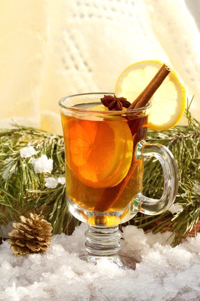 Zátiší s horkým čajem v zimní dekorace — Stock fotografie