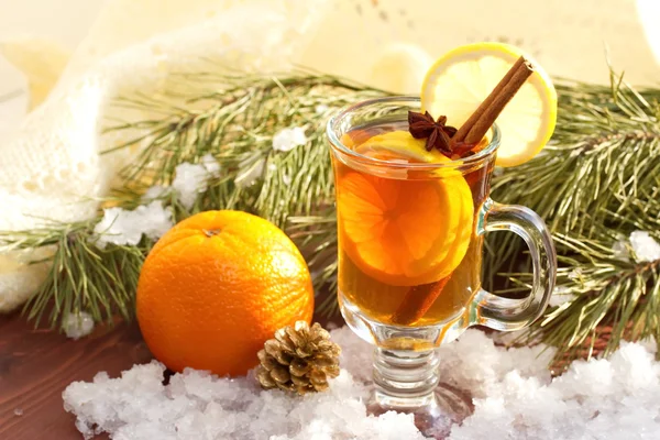 Zátiší s horkým čajem v zimní dekorace — Stock fotografie