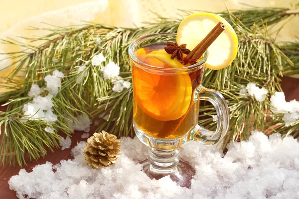 Natura morta con tè caldo nella decorazione invernale — Foto Stock