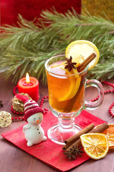 Noel dekorasyonu ile mulled şarap