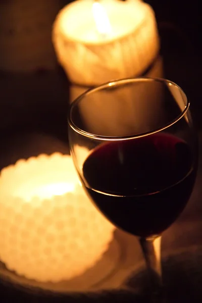 Вино и свечи — стоковое фото