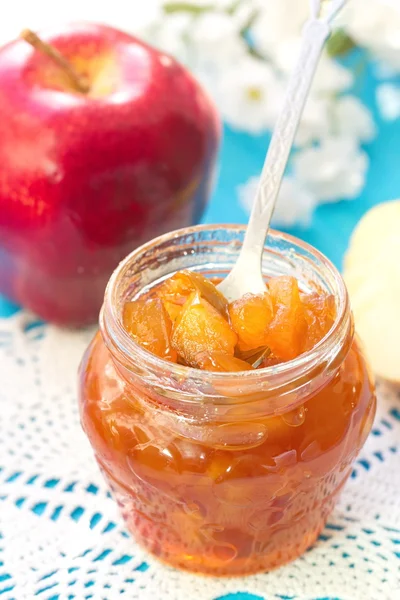 Apple sylt och färska äpplen — Stockfoto