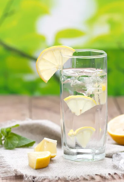 Studenou vodu s citronem — Stock fotografie