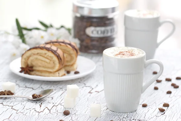 fincan cappuccino ve kek