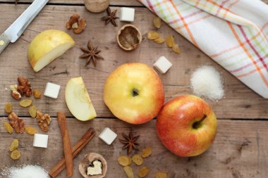 Elmalı turta yemek için malzemeler