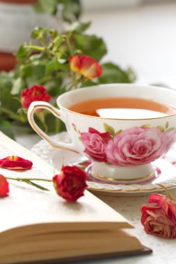 Çay, kitap ve gül ile natürmort