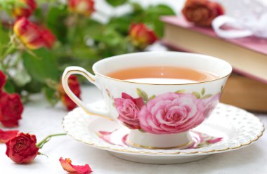 Çay, kitap ve gül ile natürmort