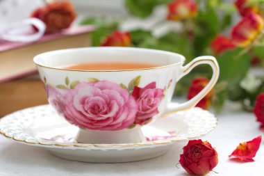 Çay, kitap ve gül ile natürmort