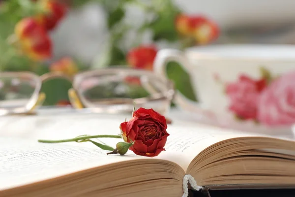 Stillleben mit Tee, Büchern und Rosen — Stockfoto