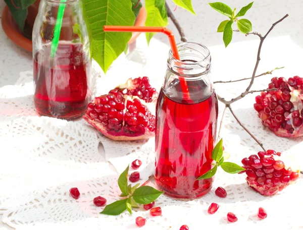 Mogna röda Granatäpplen och färsk Juice — Stockfoto