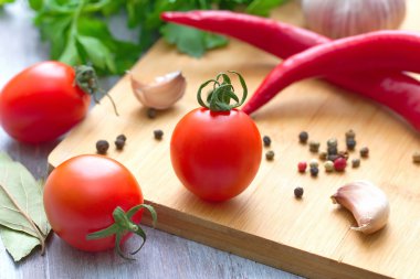 domates ve baharatlar