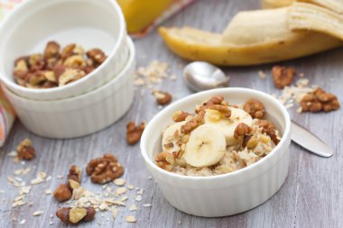 muz, bal ve ceviz kahvaltıda yulaf ezmesi