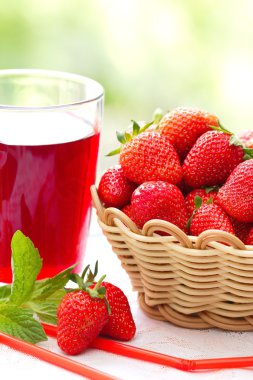 Taze yaz çilek ve suyu