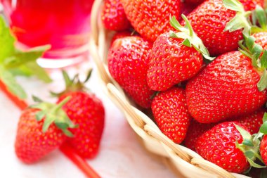 Taze yaz çilek ve suyu