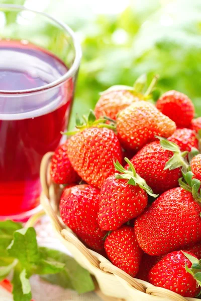 Fresas frescas de verano y zumo — Foto de Stock