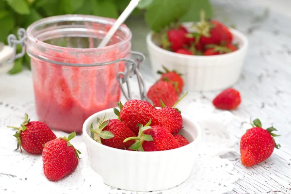 Fresas frescas y mermelada —  Fotos de Stock