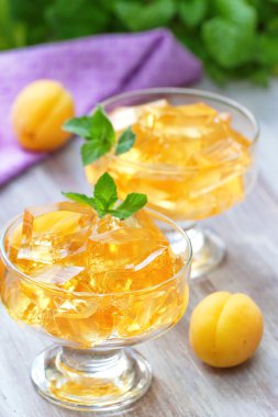 Meyve reçel ile taze kayısı